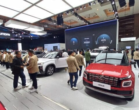 Mobil dikirim menggunakan car carrier ke lokasi pameran otomotif