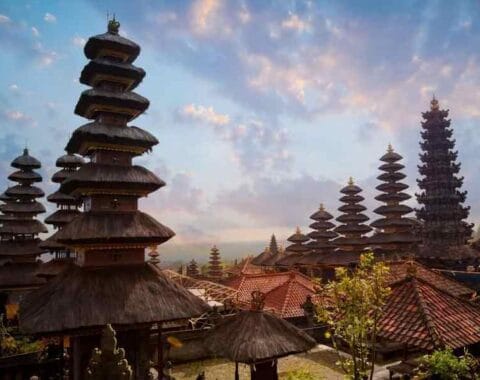 Jasa kirim mobil menjadi tren di kota kota wisata di seluruh indonesia