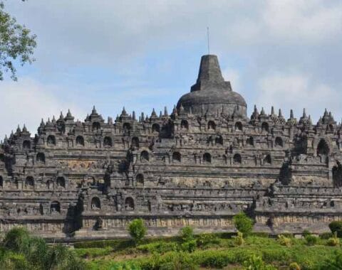 jasa kirim memicu kuat lonjakan di kota wisata indonesia